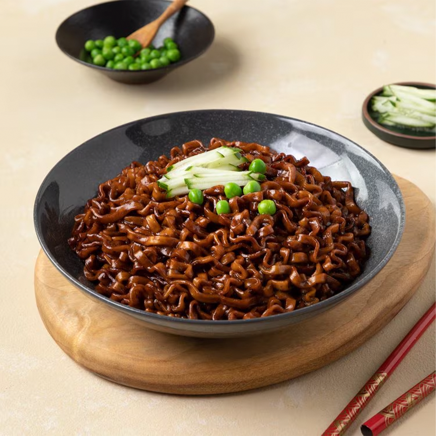 Ottogi Jin Jjajang Smoked Black Bean Paquete de 4 pz de 135 gr - Image 4